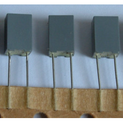 3 x capacités 5,6 nf / 63 V